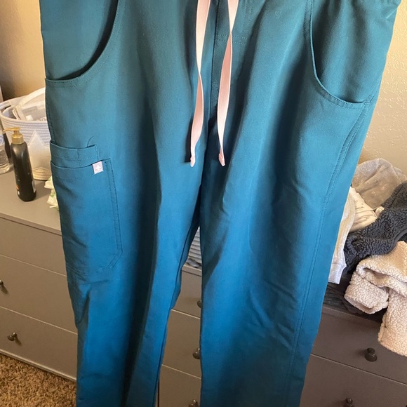 FIGS Scrub Sets✨✨ RARE FINDS - Picture 3 of 5